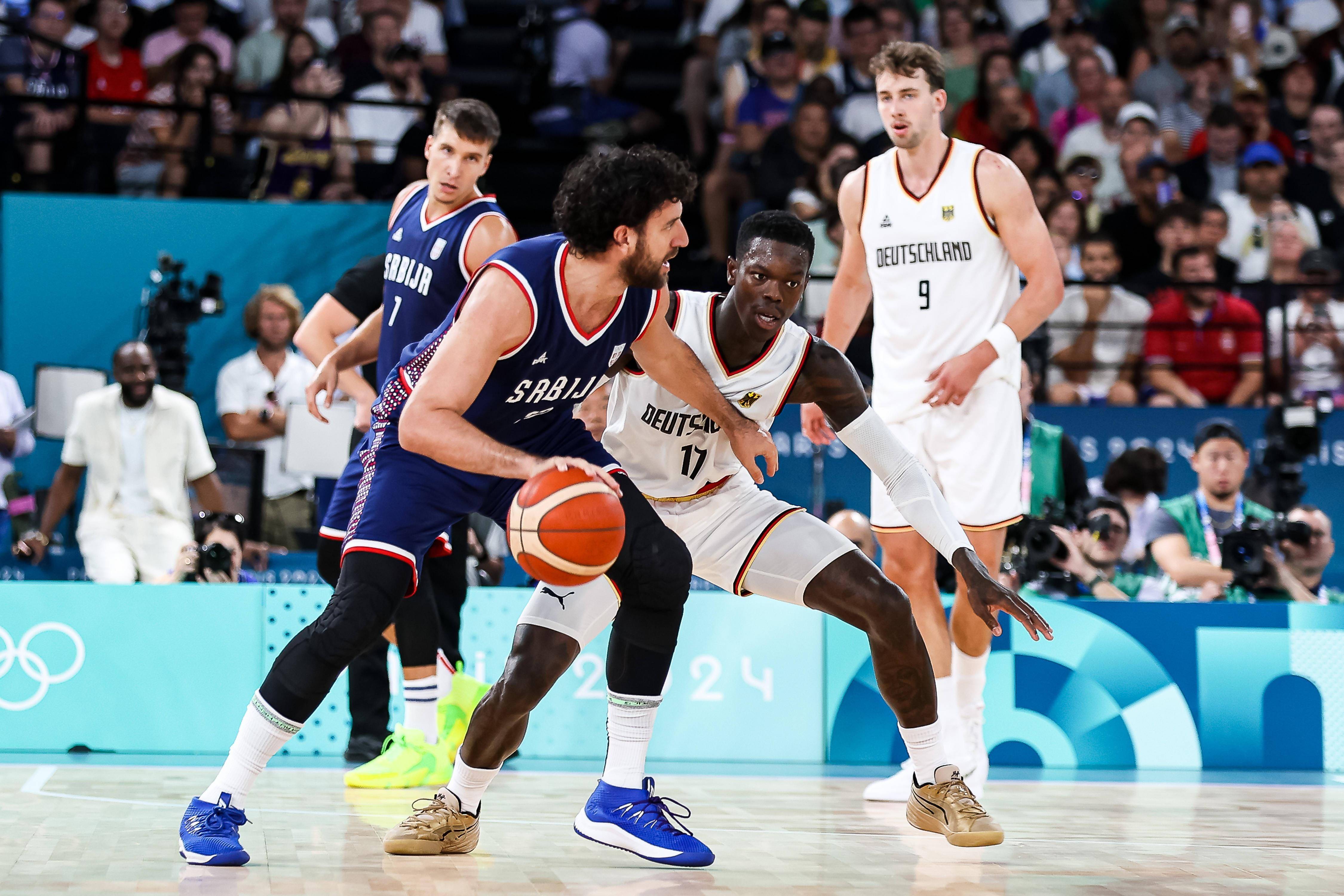 塞尔维亚中锋使出绝技帮助球队逆转比赛