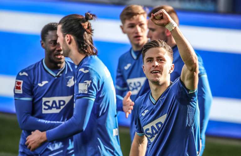 包含奥格斯堡客场惊险获胜，斩获关键胜利的词条