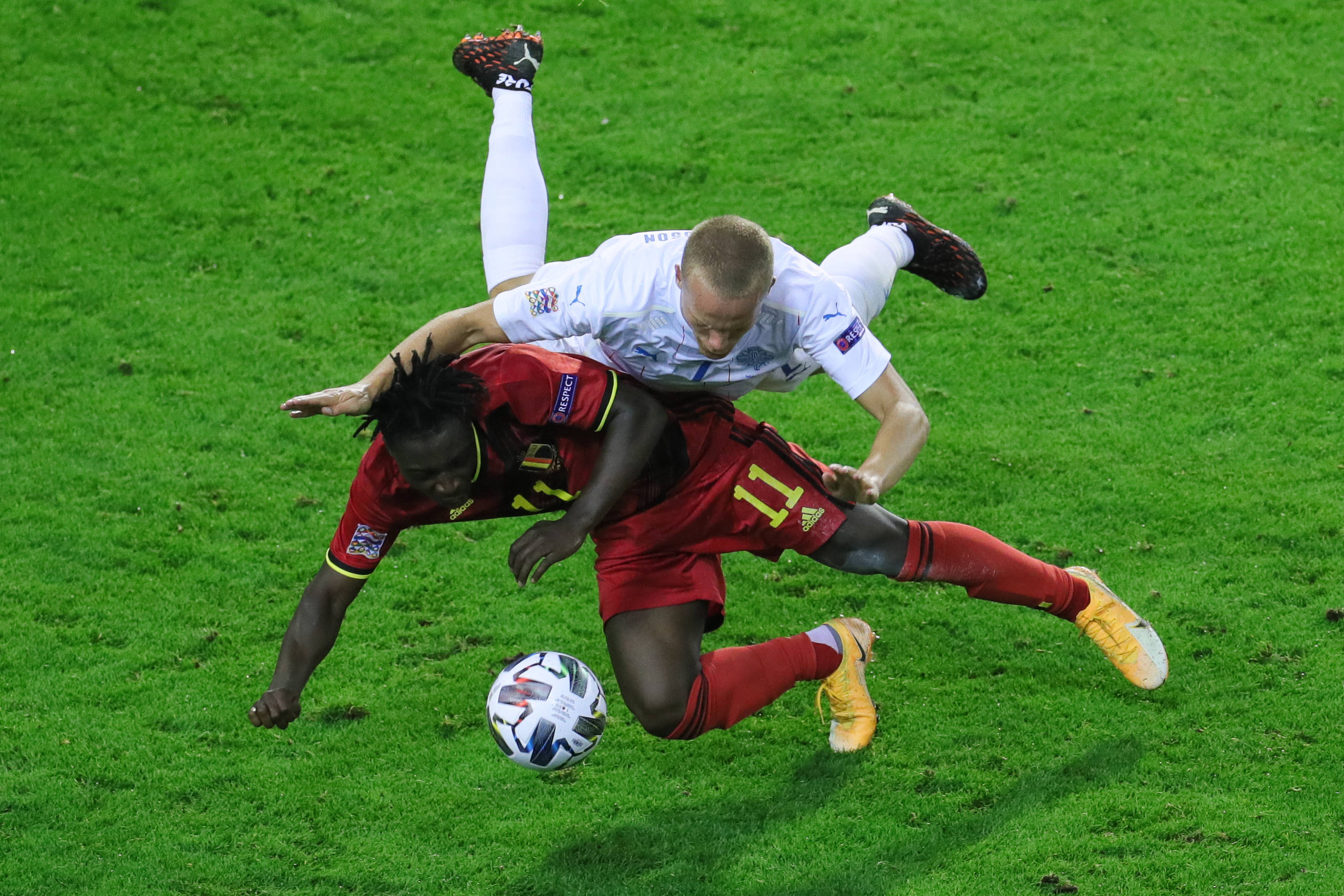 开云体育下载-欧洲国家足球对决强势来袭，谁能捧得头筹？