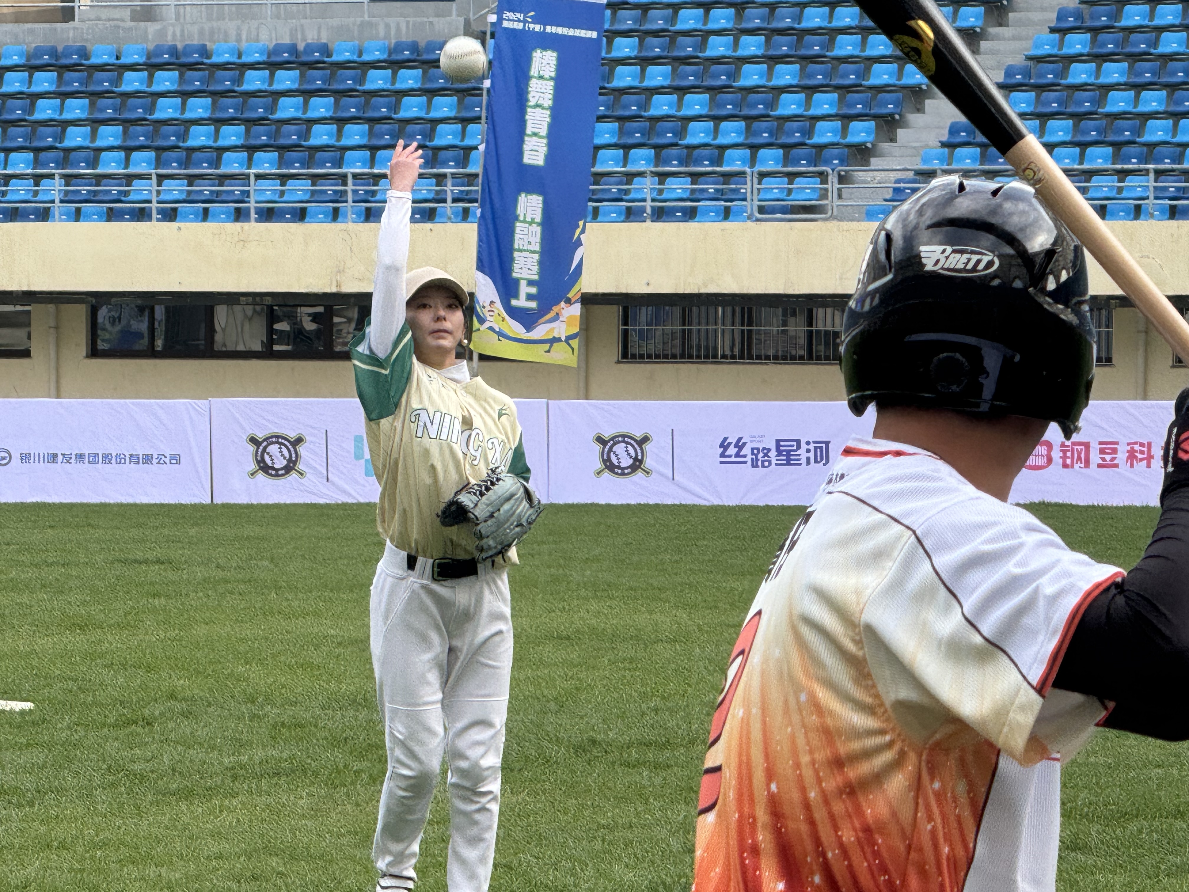 包含球员们全情投入，精准击球拿下胜利的词条