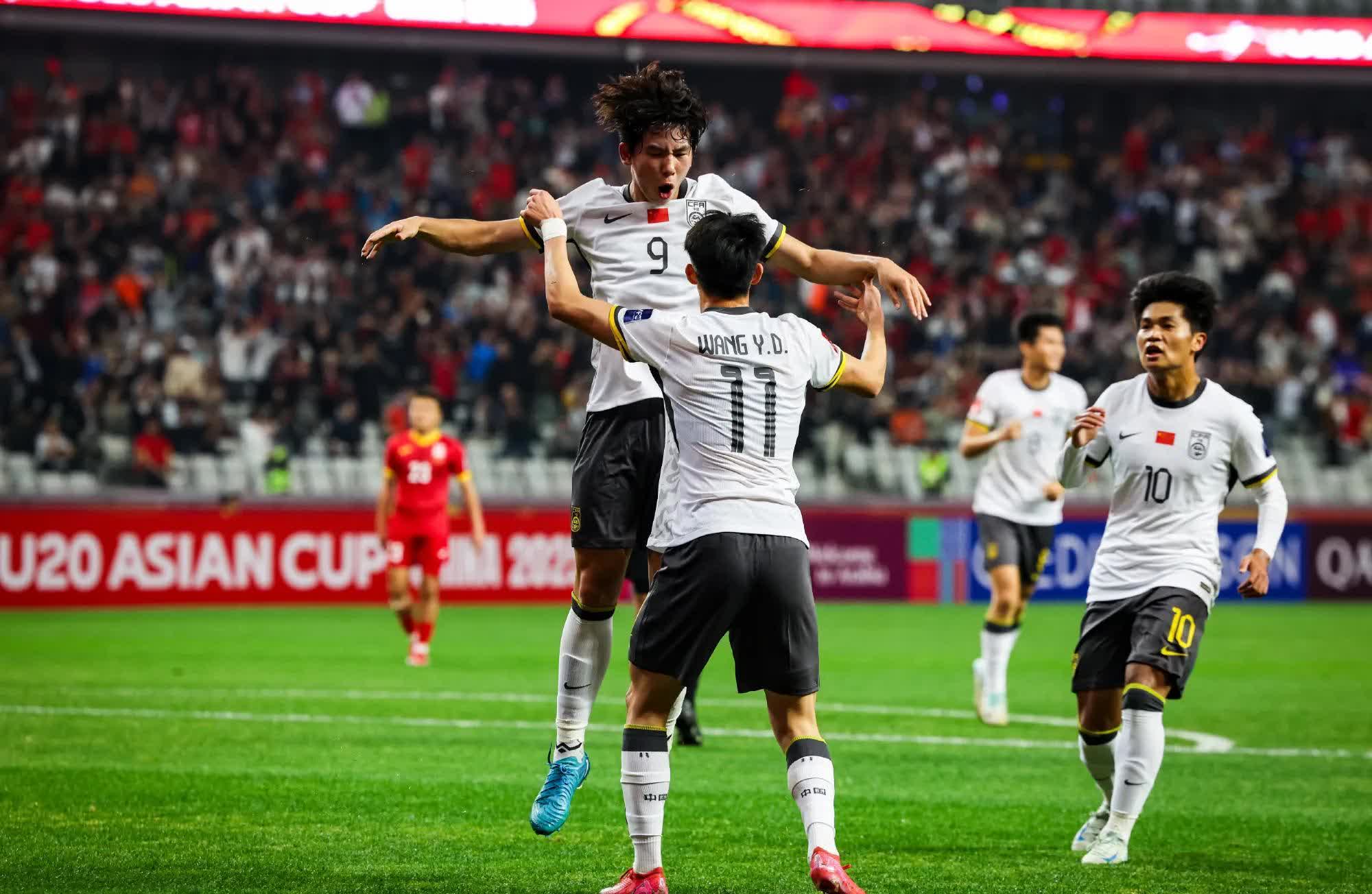 开云体育app-关于勇敢的球员们拼尽全力，场上呈现一幕幕激烈对抗的信息