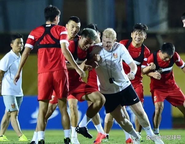 国内足球联赛精彩对决,球队实力角逐! 国内足球联赛精彩对决,球队实力角逐!