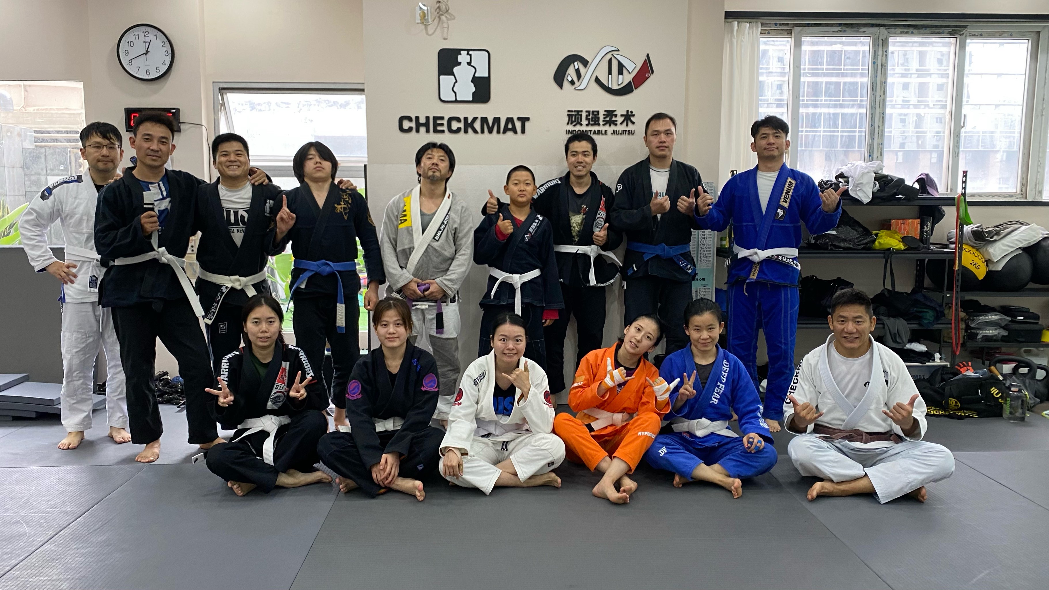 开云体育官方网站-教练现场指导细节，队员瞬间改进技术