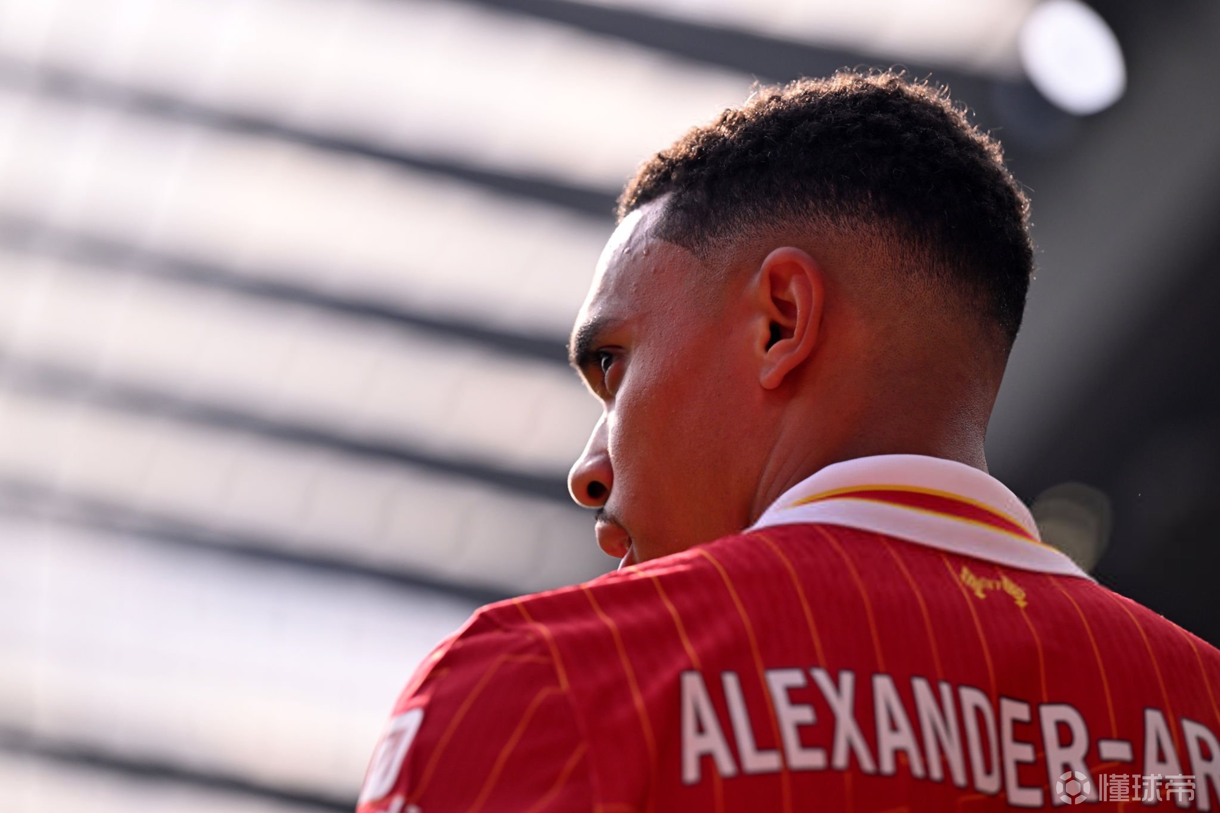 阿诺德造点得分，利物浦客场赢得胜利的简单介绍