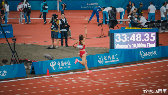 关于田径项目中选手冲刺终点再创佳绩的信息 关于田径项目中选手冲刺终点再创佳绩的信息
