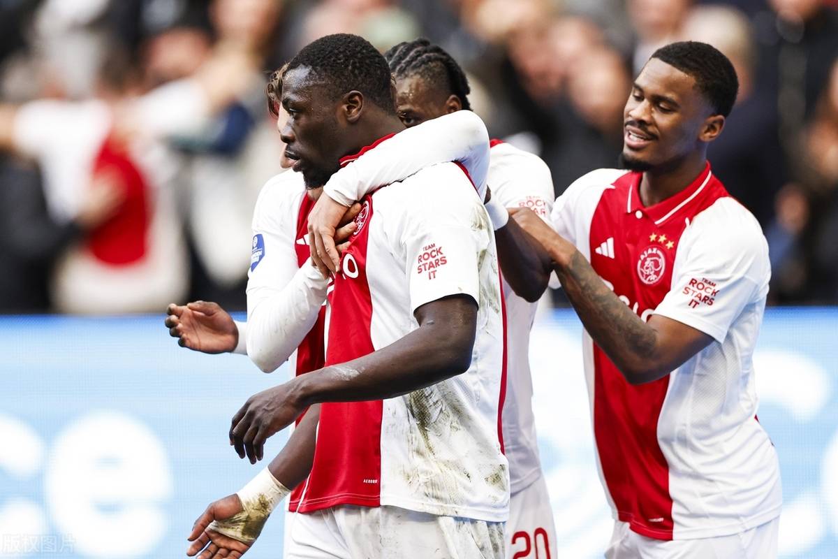 阿贾克斯队豪取三分,实力暴涨 阿贾克斯队豪取三分,实力暴涨