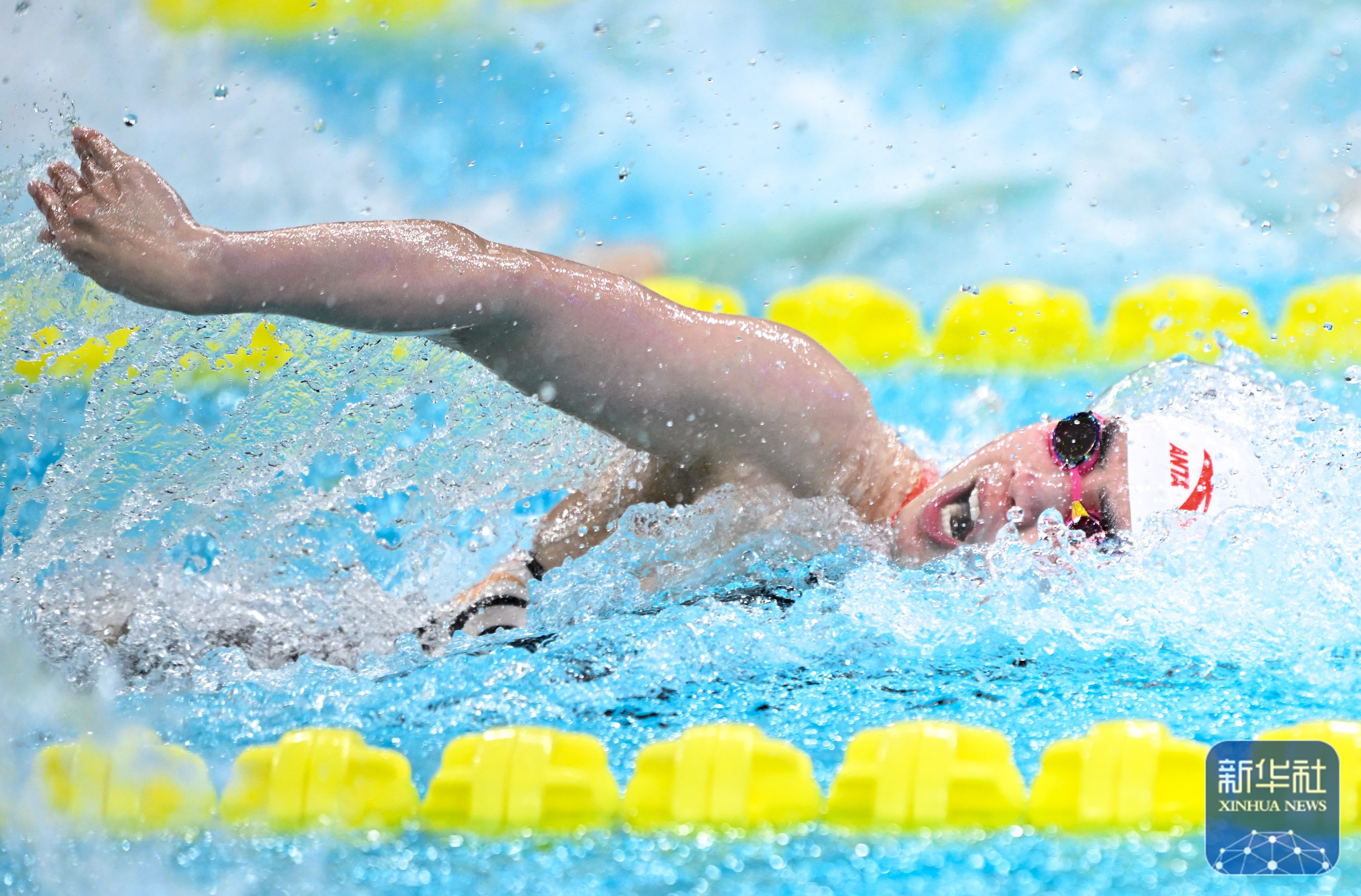 开云体育官方网站-游泳选手奋力冲刺，取得第一名的简单介绍