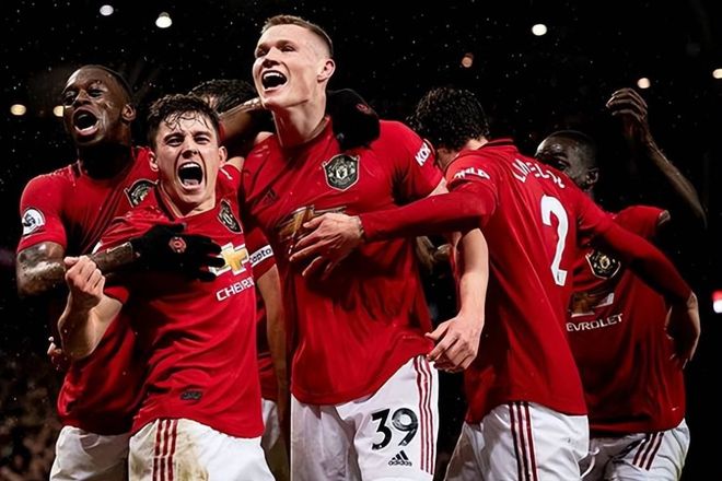 开云体育下载-利物浦主场逆转击败曼联，英超冠军梦想再度升温