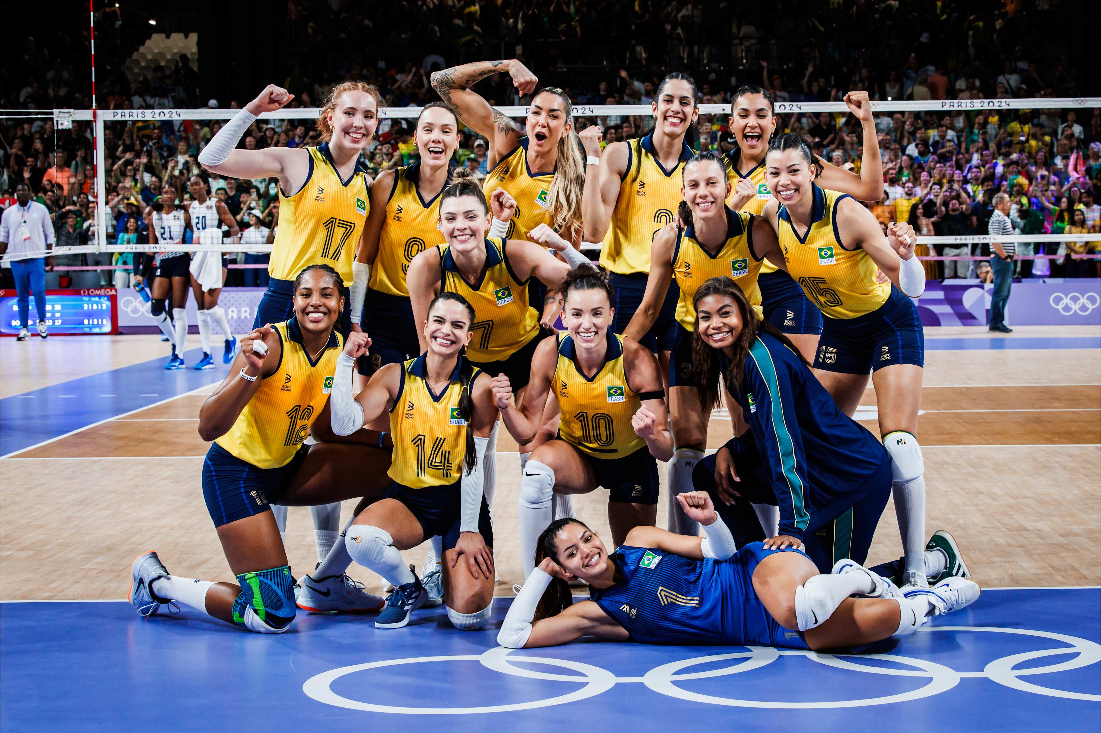 排球比赛女子项目巴西队摘金
