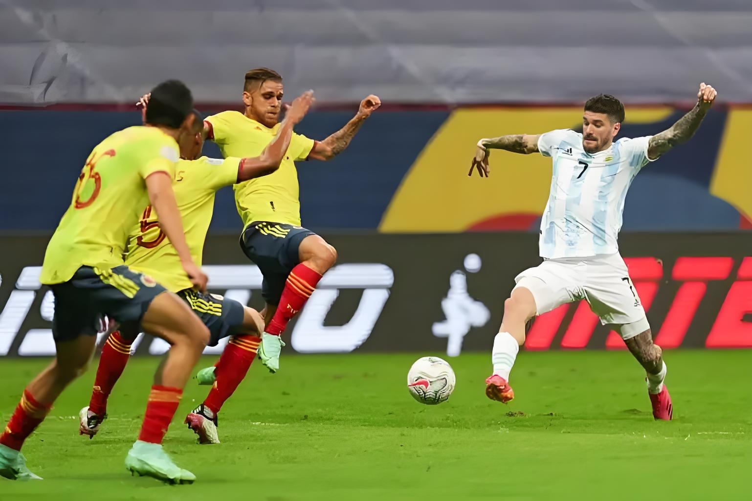 切尔西险胜阿根廷，马丁内利关键制胜