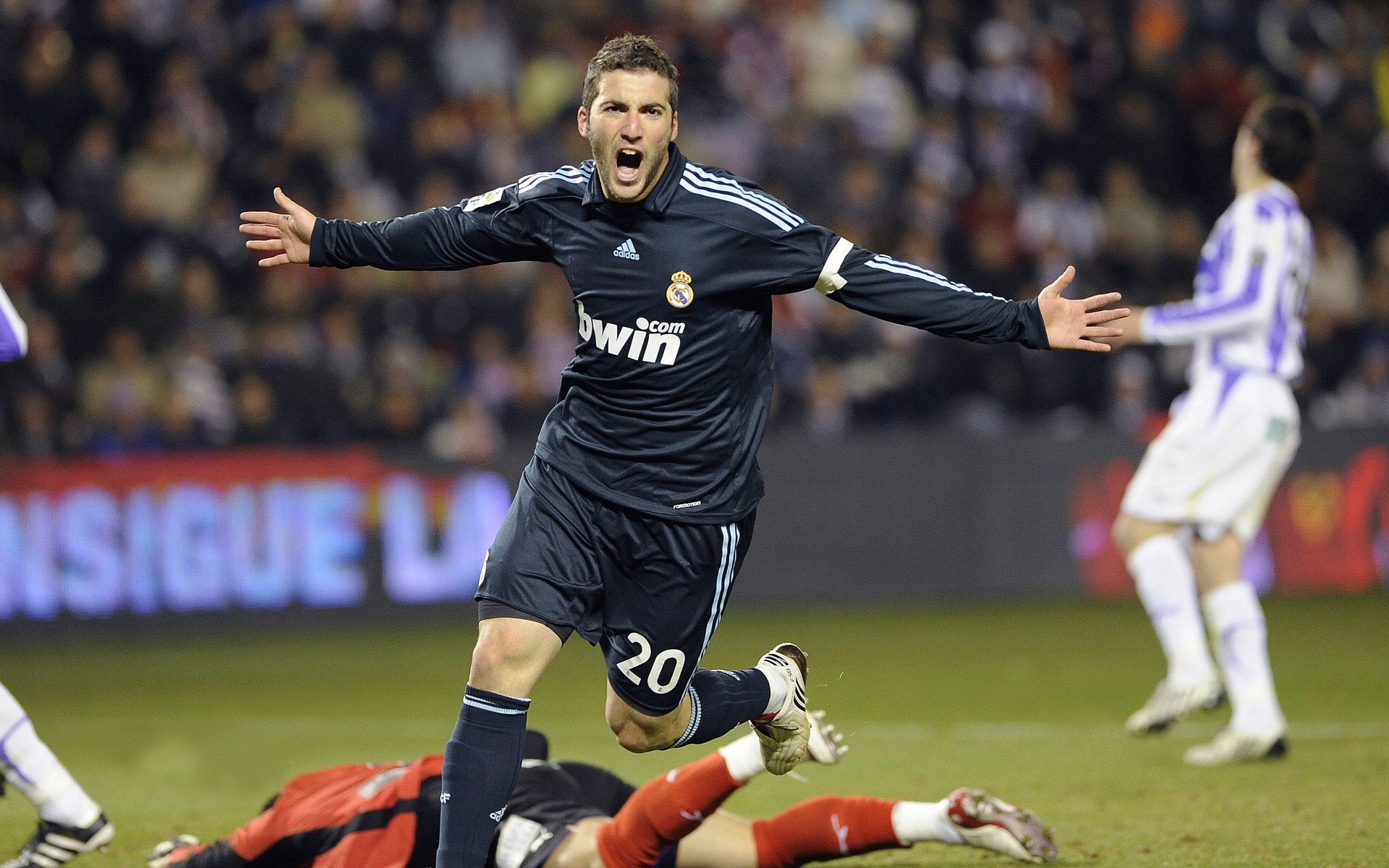 蒂亚戈统治全场，勒沃库森鏖战国米展铁血对决