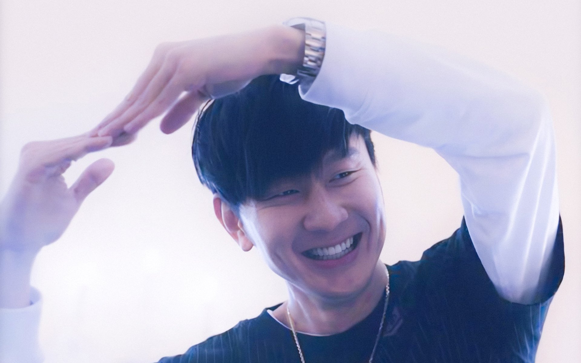 开云体育APP下载-撕裂的缝合线，当佛罗伦萨时尚圣殿响起安哥拉心跳，阿尔瓦雷斯于绿茵场重绘稳定神话